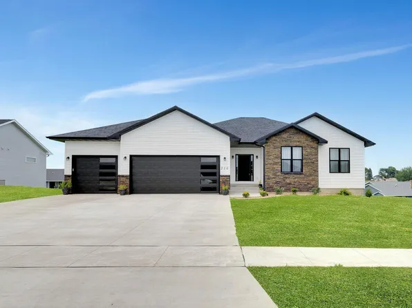 210 Willow Oak Dr, Hudson, IA 50643