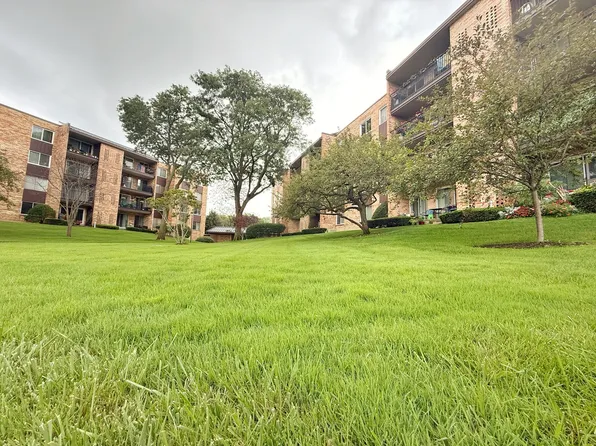 502 W Huntington Commons Rd APT 438, Mount Prospect, IL 60056