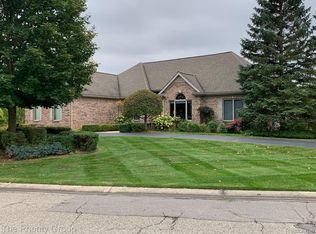 3301 Country Creek Dr, Rochester, MI 48306