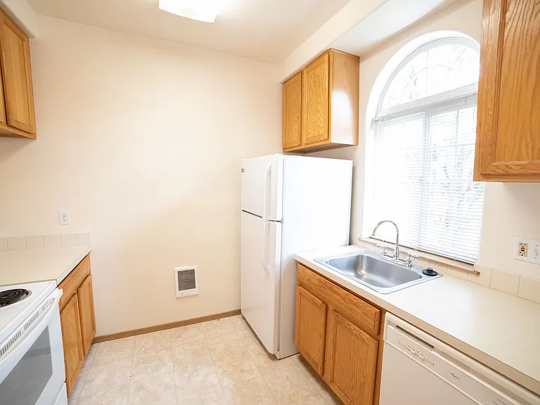 370 N Douglas St — Photo 9