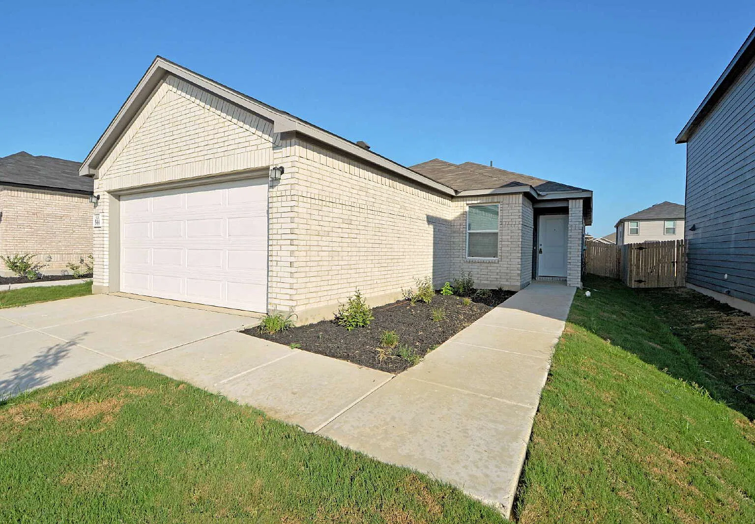 3 bed, 2.0 bath, 1549 sqft, $1,695 — Photo 2