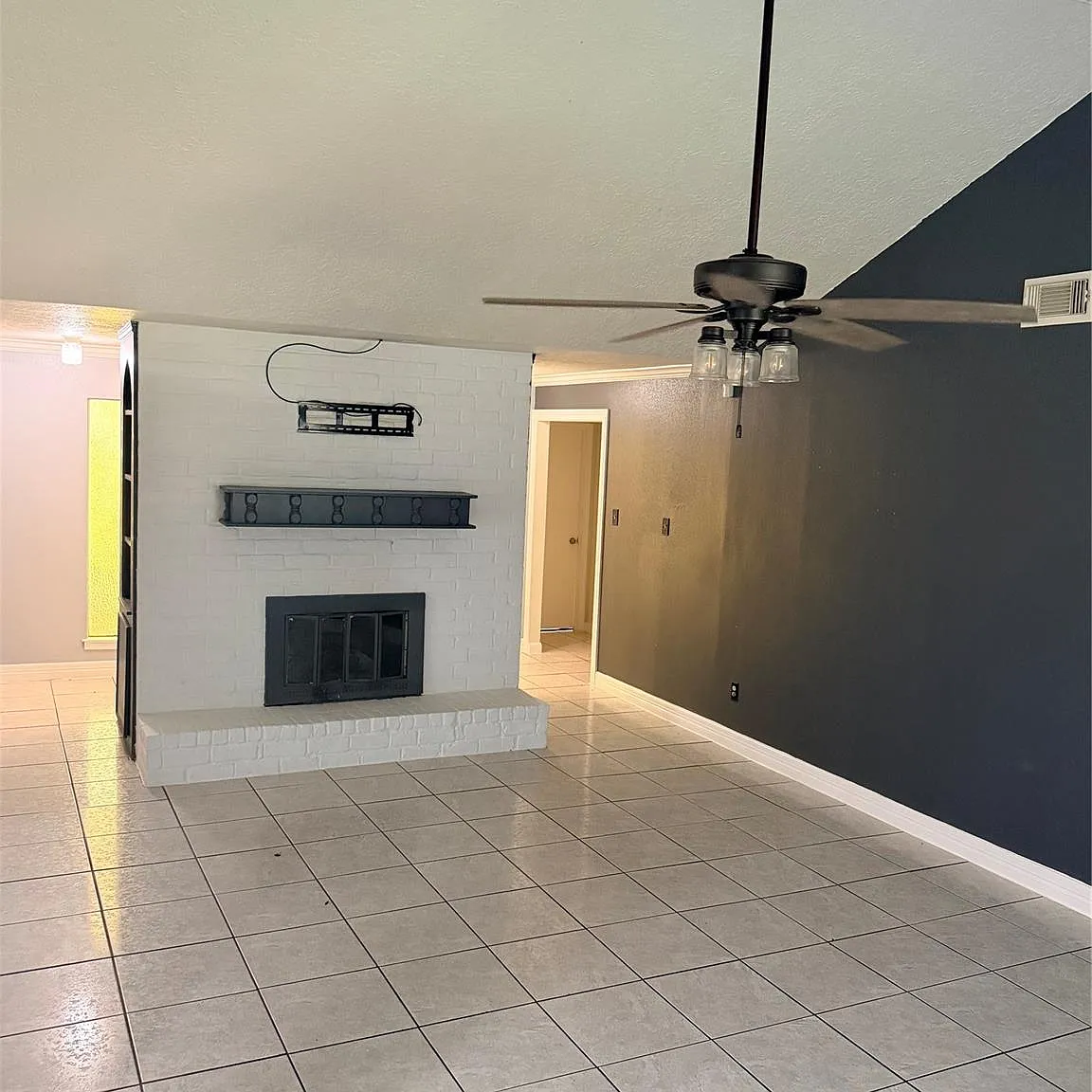 3 bed, 2.0 bath, 1709 sqft, $2,200 — Photo 3