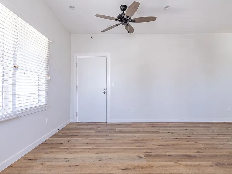 South Kenmore Apartments — Photo 21
