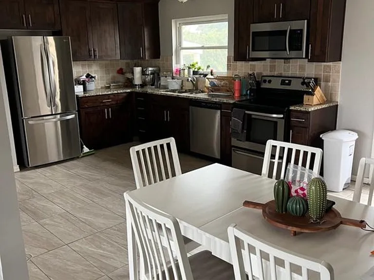 1858 W Cliff Pl — Photo 2