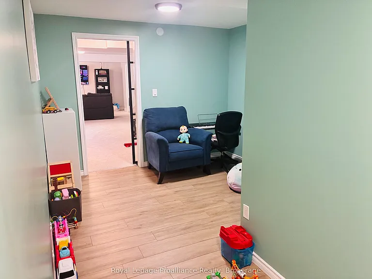 48 Mercedes Dr — Photo 28