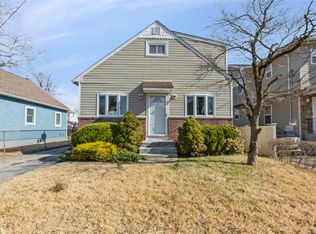 22 Edgewood Rd, Port Washington, NY 11050