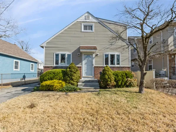 22 Edgewood Road, Port Washington, NY 11050