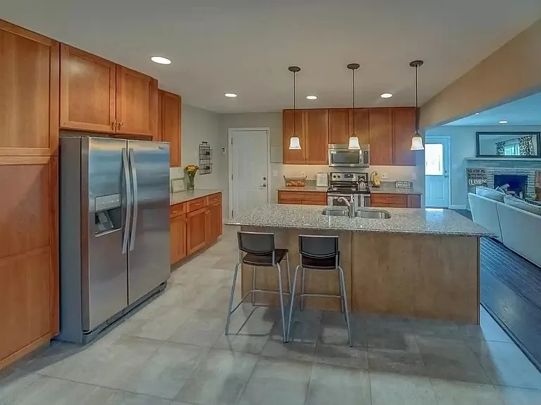 2404 Wendy Way Dr — Photo 2