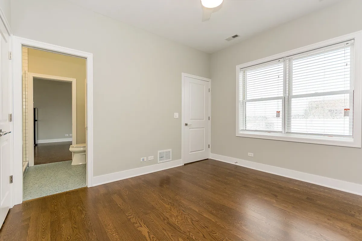 Building Photo - 1911 W Irving Park Rd #306