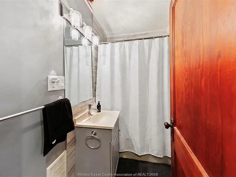 1596 Victoria Ave — Photo 11