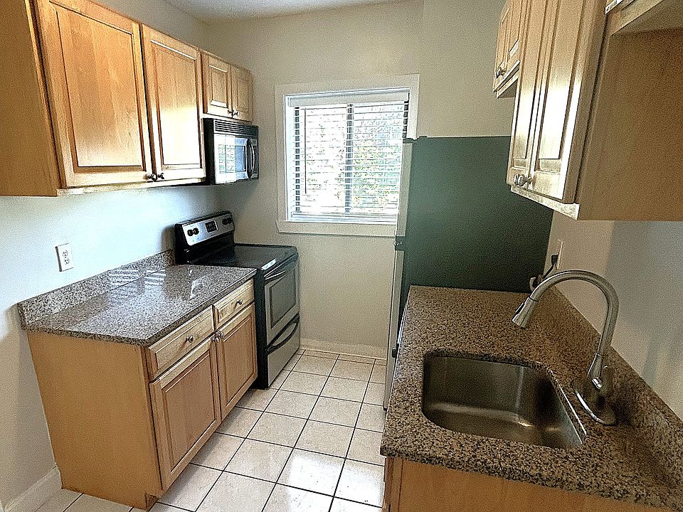 Fully equip Kitchen 
Stainless appliances
Granite countertop
large kitchen pantry.