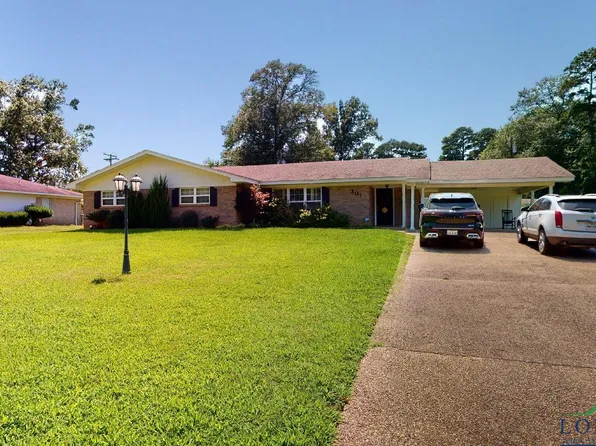 301 Parkway Ln, Gilmer, TX 75645