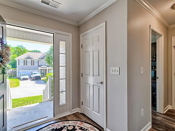 4th image of 405 Carrik Ct