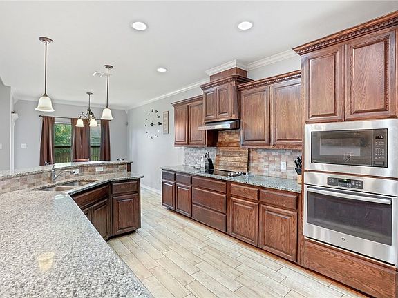 5th image of 2310 Vaughn Dr