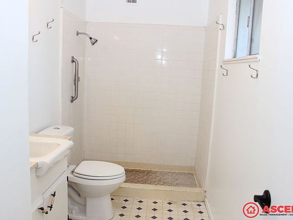 4th image of 5812 Daggett Ave