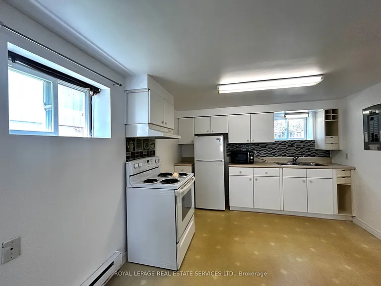 5219 Broughton Cres #IN-LAW ON MAI — Photo 8