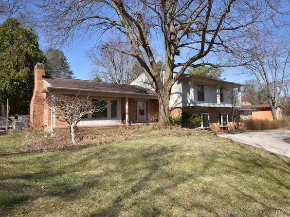 28107 New Bedford Dr, Farmington Hills, MI 48334