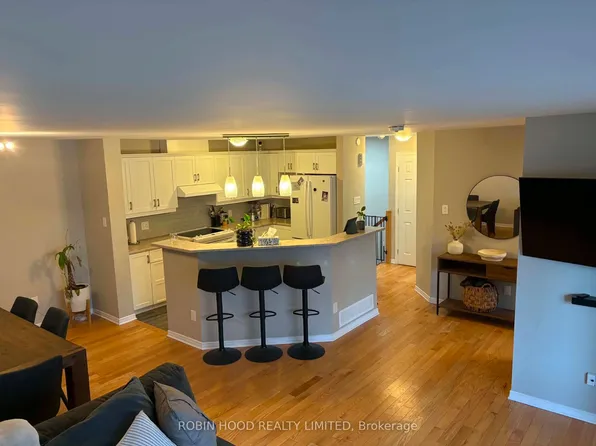 3275 Saint Joseph Blvd #211, Ottawa, ON K1E 3Y2