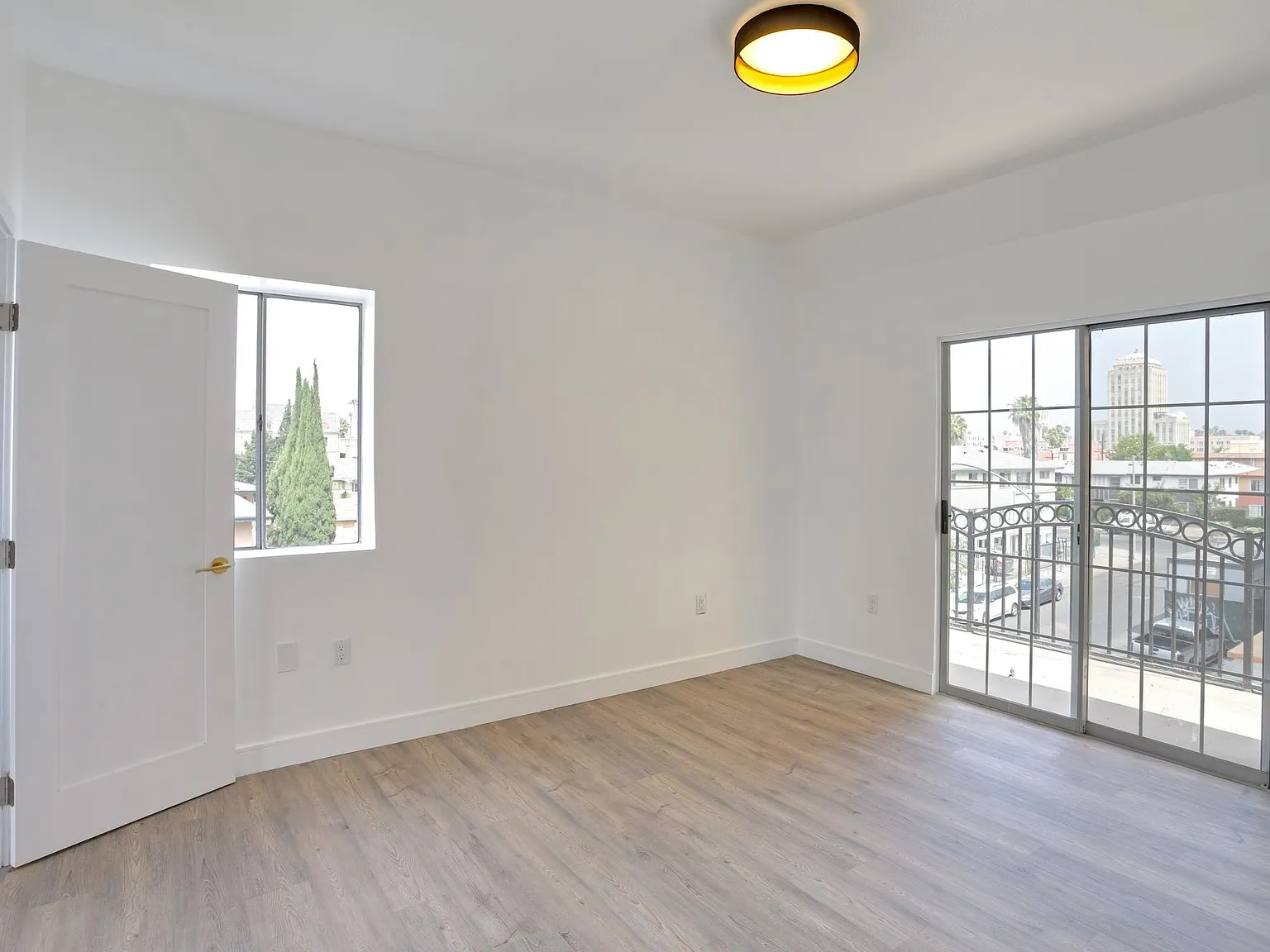 722 S. Manhattan Place — Photo 3