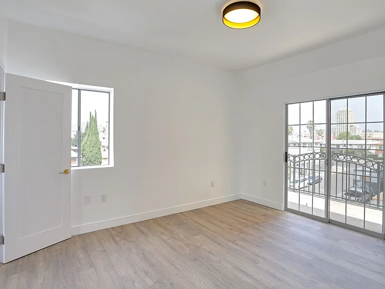 722 S Manhattan Pl — Photo 4