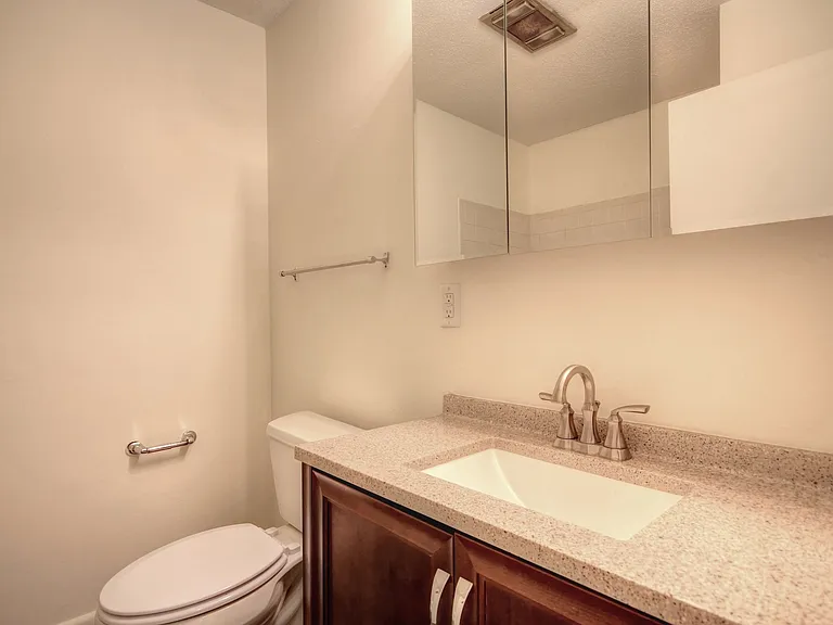 1515 Lincolnshire Dr — Photo 14