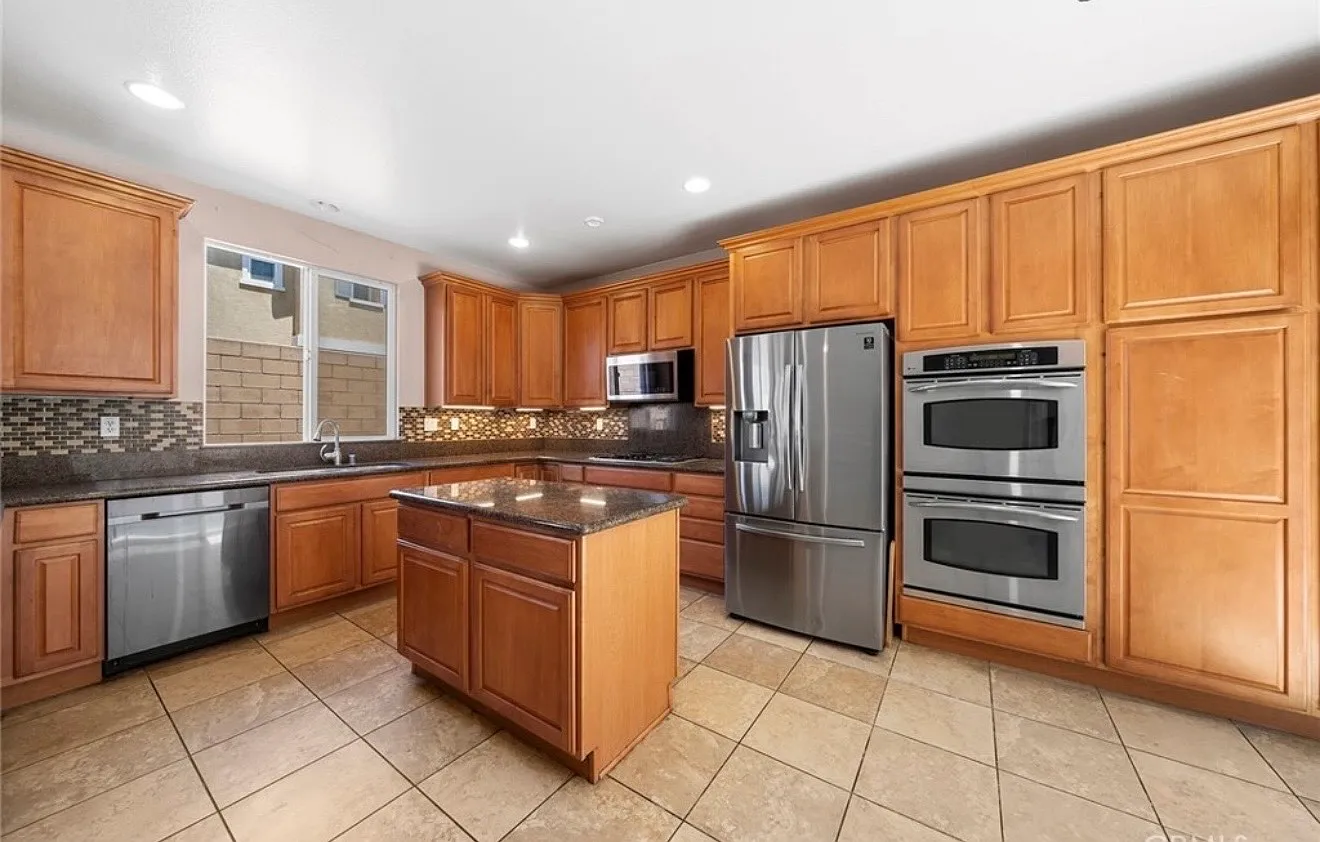 8 bed, 4980 sqft, $999 — Photo 2