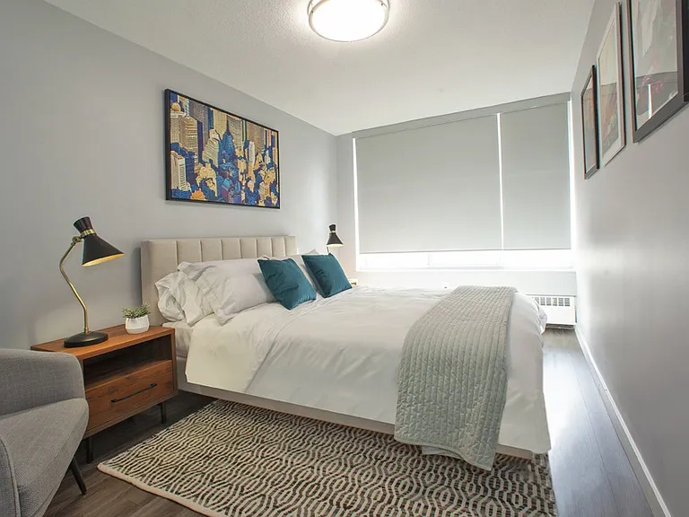 2575 Danforth Ave — Photo 46