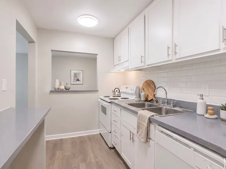 Modern Living in the Heart of Northlake — Photo 75