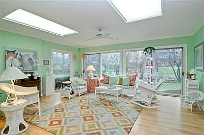 3rd image of 1560 Woodvale Ave