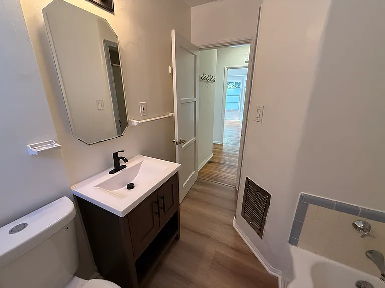 2475 N Beachwood Dr #3 — Photo 8