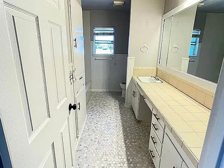 1806 Vine St — Photo 15