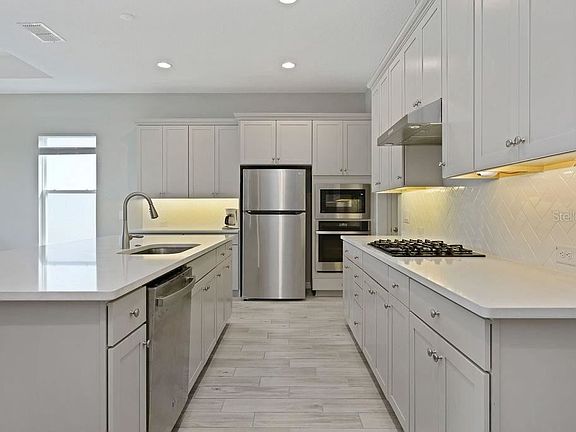 5th image of 2081 Flora Pass Pl