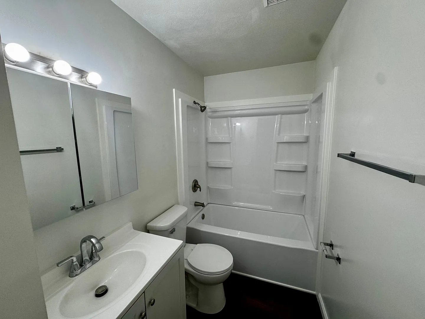 Utilities Included 2 Bed, 1 Bath $1,100/mo Moline, IL — Photo 4