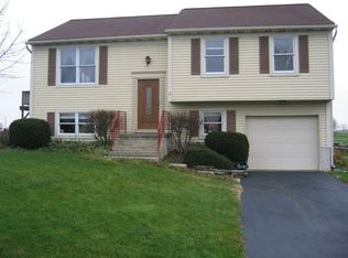 319 Willow Ln, New Holland, PA 17557