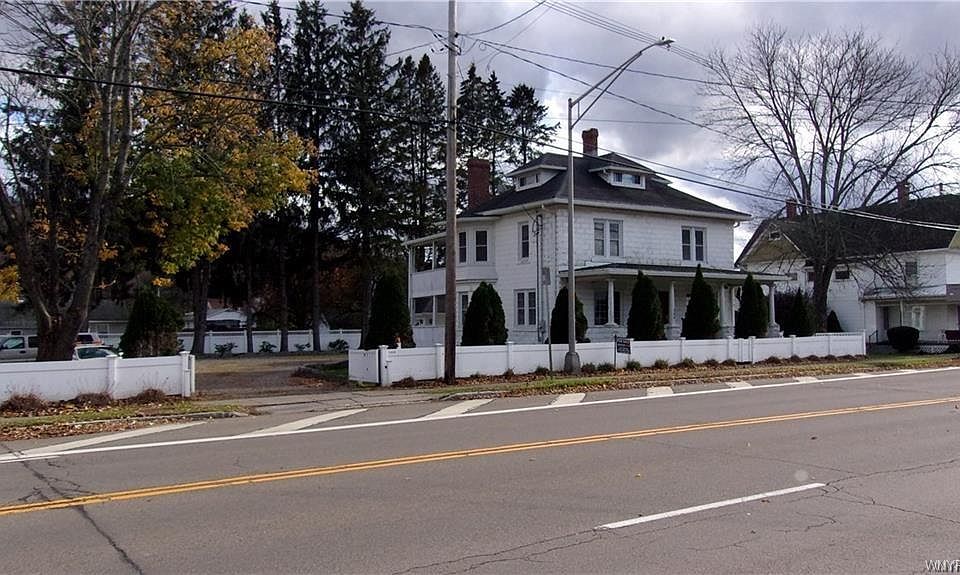 1st image of 300 E Dyke St
