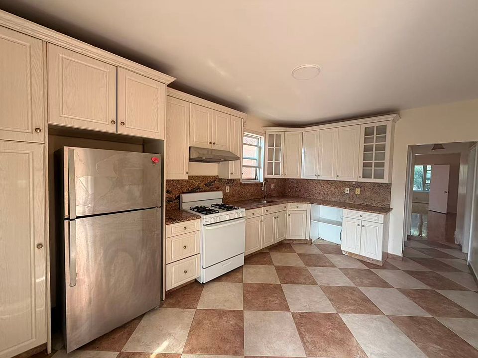 1st image of 5622 135th St Floor 1