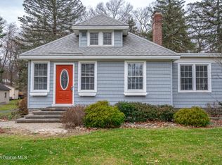 979 Riverview Rd, Niskayuna, NY 12309