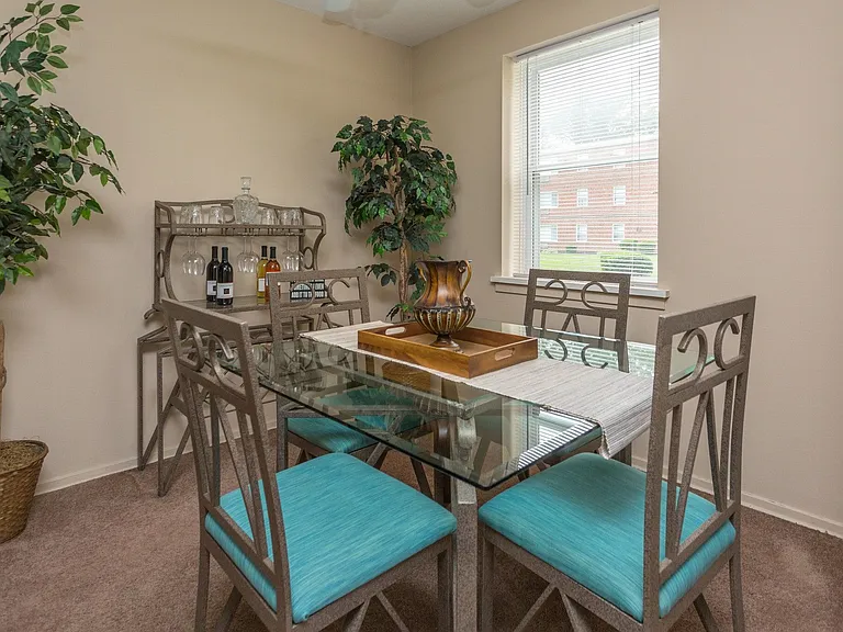 Ellacott Parkway Apartments — Photo 5