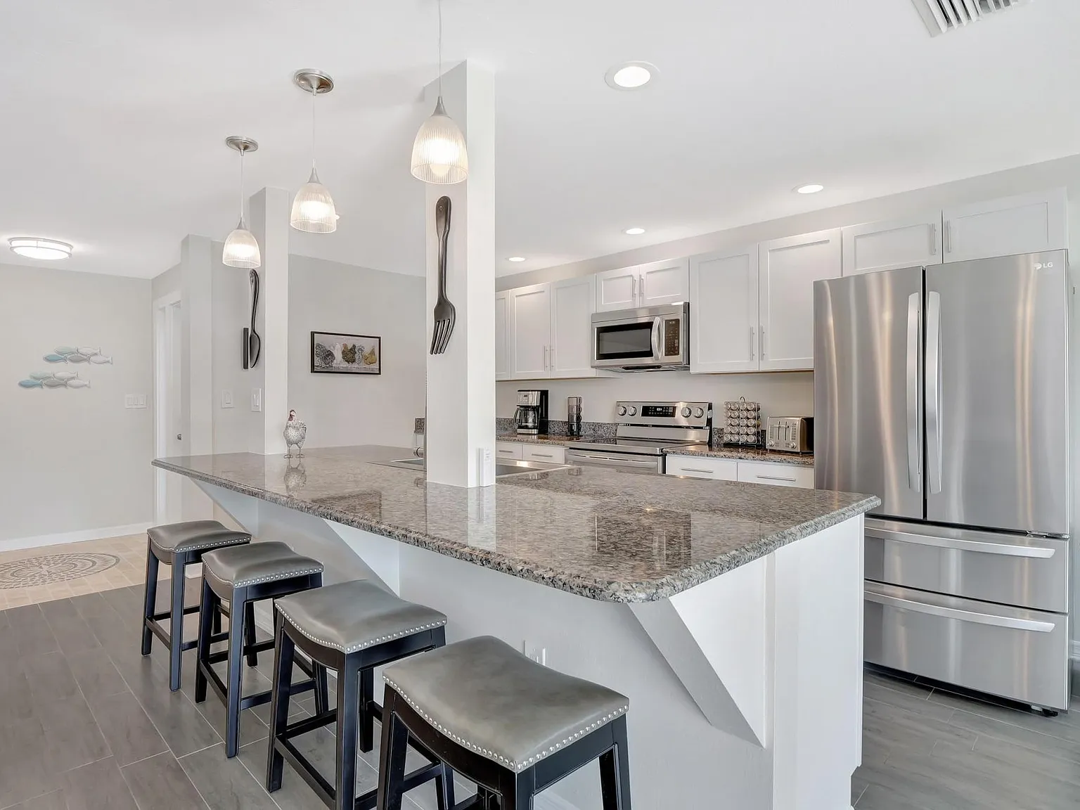 5845 Riverside Ln — Photo 3