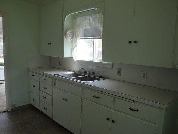 3rd image of 214 E 8th St