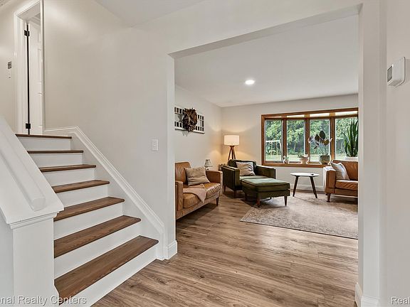 4th image of 216 Birch Hill Dr
