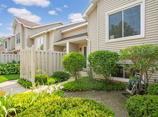 10279 Arrowwood Dr, Eden Prairie, MN 55347