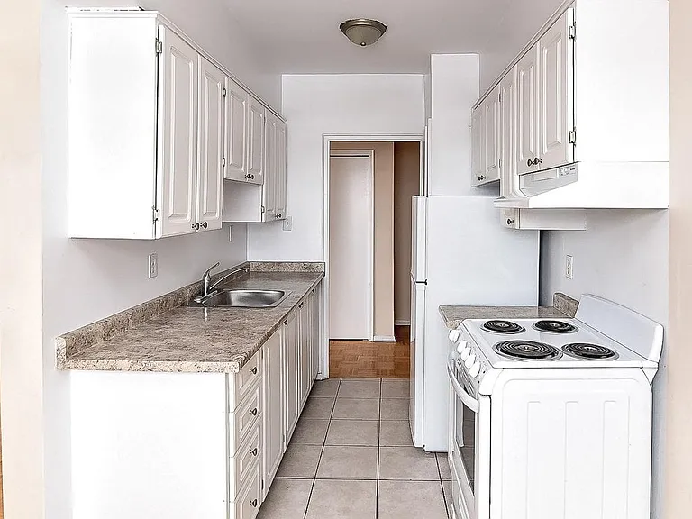 54 Mohawk Rd W — Photo 10