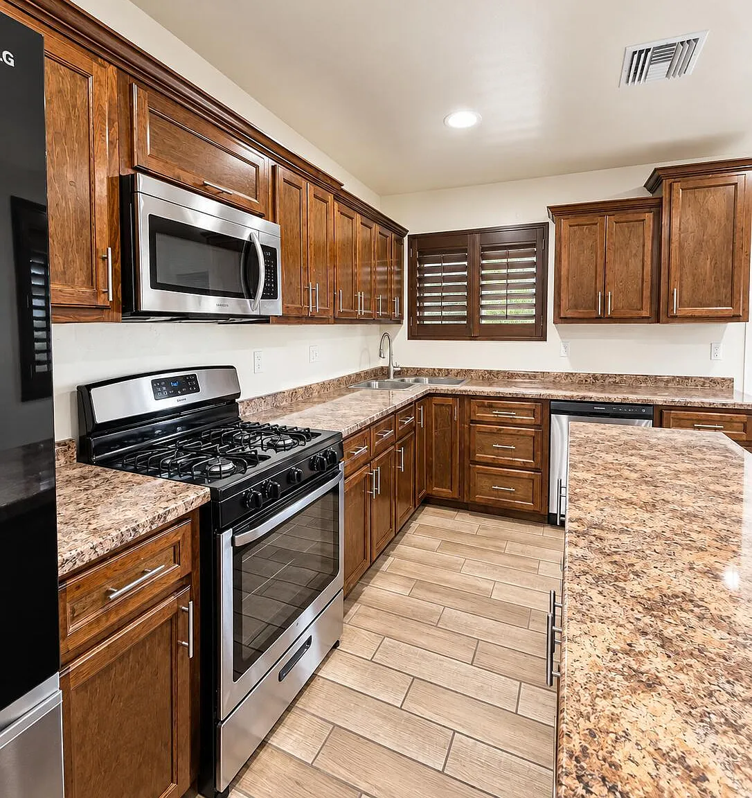 3 bed, 2.0 bath, 1449 sqft, $1,750 — Photo 2