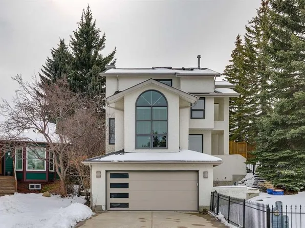 4 NE Coach Gate Ct SW, Calgary, AB T3H 1Z6
