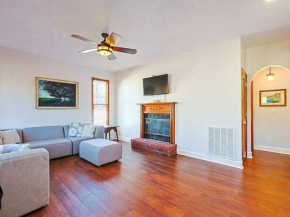 3rd image of 221 Lander Dr.