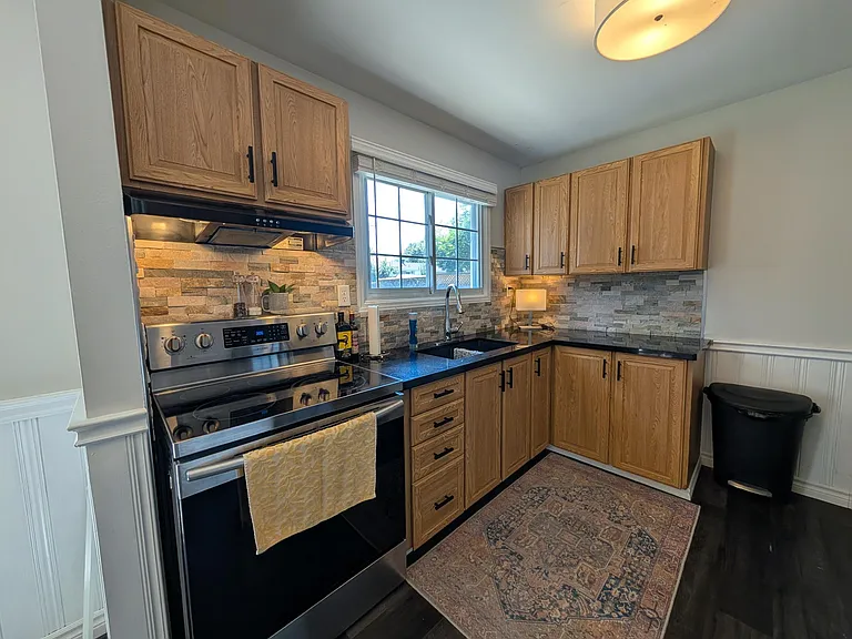 835 Pembridge Cres #HOUSE — Photo 2