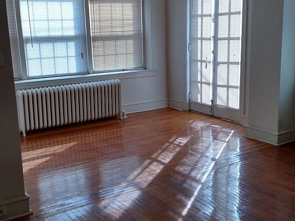 3rd image of 107 W Harvey St Floor 1