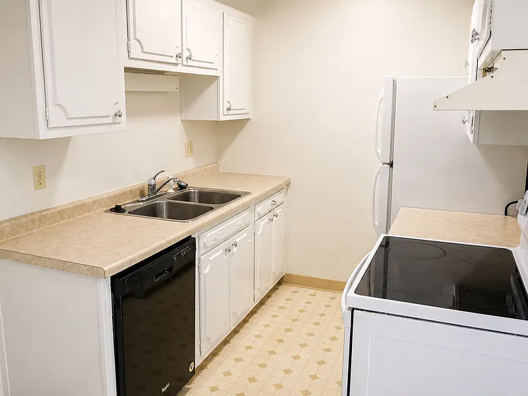 Highland Court Apartments — Photo 10