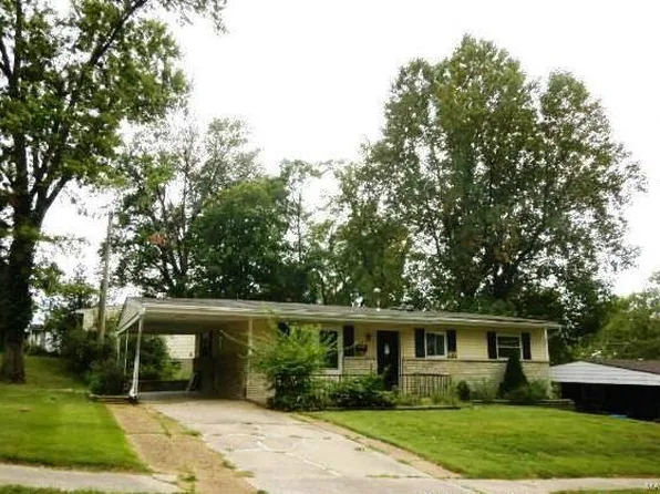 8901 Somerset Ln, Saint Louis, MO 63121